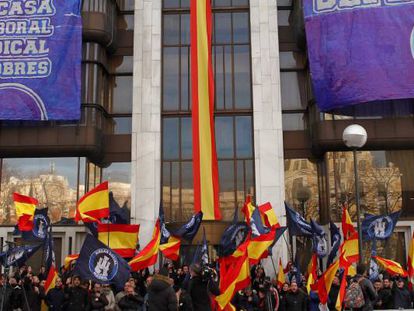 Los okupas del grupo neonazi Hogar Social Madrid se manifiestan tras haberse aplazado su desalojo de la antigua sede de Banco Madrid.