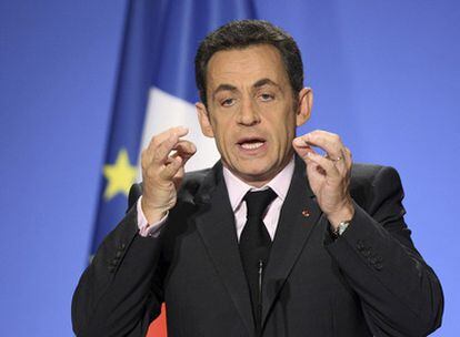 El presidente francés, Nicolas Sarkozy, presenta su plan para los suburbios en una rueda de prensa en el palacio Elíseo.
