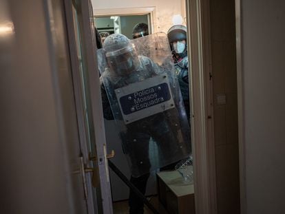 Los Mossos d’Esquadra entran en una vivienda para ejecutar un desahucio, este lunes en Barcelona.