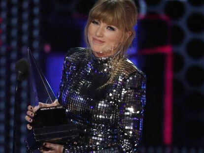 Taylor Swift con el premio a mejor artista del año.