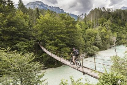 Antes de que la palabra sostenible se pusiera de moda, <a href="https://www.slovenia.info/es " target="_blank"> Eslovenia </a> ya era pionera del turismo verde. Dos terceras partes de este país centroeuropeo están cubiertas de bosque y el certificado ecológico Eslovenia Verde, concedido a casi 60 lugares del país, está entre los más rigurosos del continente europeo. Es un país pequeño y seguro, entre los Alpes y el Adriático, que anima sobre todo a viajar por libre, con rutas cicloturísticas como la nueva <a href="https://www.slovenia-green.si/ " target="_blank"> Bike Slovenia Green Gourmet Route</a>, inaugurada en junio de 2021, que conduce hasta el pueblo de Smartno, en la región de Goriska Brda, entre bodegas, granjas y restaurantes con estrella Michelin. Pasa por seis regiones vitivinícolas y atraviesa preciosos lagos y remotos caminos vecinales.