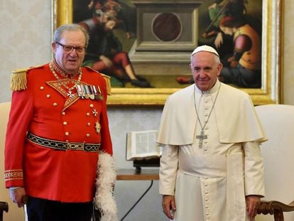 Francisco junto al exGran Maestre de la Orden de Malta, Matthew Festing.