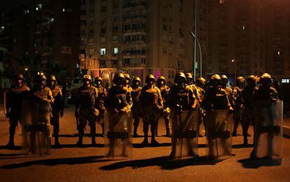 Un control militar permanece en una calle de El Cairo tras el anuncio de la expulsión de Morsi como presidente de Egipto.