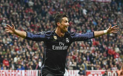 Cristiano Ronaldo celebra un gol contra el Bayern Múnich, en la Allianz Arena.