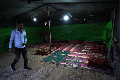 Beduinos 014: MAKHUL (Israel). 29-10-2023. Un vecino en el interior de una jaima en Makhul, un pueblo beduino no reconocido por Israel en el desierto del Negev, donde habita la mayoría de los más de 300.000 integrantes de esta comunidad. FOTO: LUIS DE VEGA