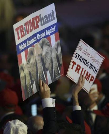Partidarios de Trump sujetan pancartas durante el evento celebrado en Nueva York.