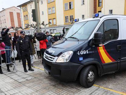 Llegada de los futbolistas detenidos a los juzgados de Aranda de Duero.