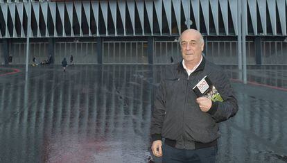 Eduardo Rodrigálvarez, amb un dels seus llibres davant de l'estadi de San Mamés.