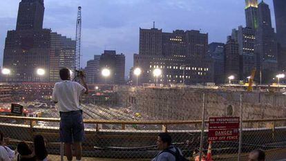 Varios turistas visitan la Zona Cero, en Nueva York, dos años después del atentado del 11 de septiembre de 2001 contra las Torres Gemelas.