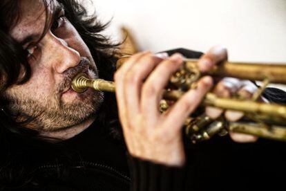 Enrique Rodríguez, 'Enriquito', con su trompeta, por la que suena el cante jondo.
