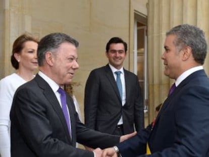 El nuevo presidente de Colombia asume el poder con un discurso de unión frente al mensaje duro de su partido