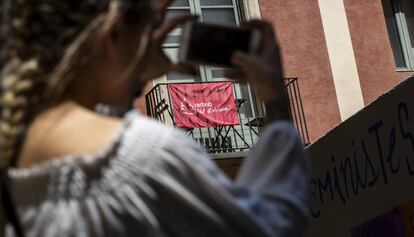 Una pancarta contra Airbnb aquest estiu.