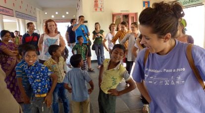 Los colaboradores de la Fundación Vicente Ferrer bailan con menores con enfermedades infecciosas en el orfanato de Kanekal, donde se atiende a 10 menores que estudian primaria y otros 36 que están en secundaria.