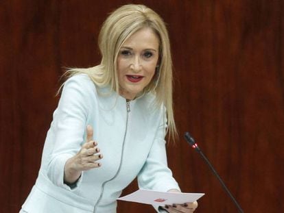 Cristina Cifuentes durante un pleno ordinario en la Asamblea. En vídeo, declaraciones de Ángel Gabilondo tras publicarse el vídeo del supuesto robo.