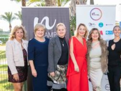 La fundadora de Marbella Family, Helena Olcina (cuarta desde la izquierda), junto a socias de Sinergias Femeninas.