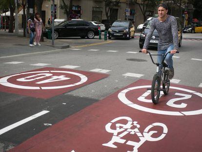 Nuevo carril bici en la calle Sardenya, en Barcelona.