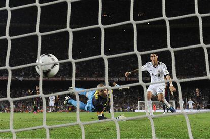 Supercopa de España: Barcelona, 3 - Real Madrid, 2: Di María marca el segundo gol del equipo blanco ante Víctor Valdés.