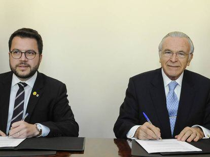 Pere Aragonès i Isidre Fainé en la signatura del conveni.