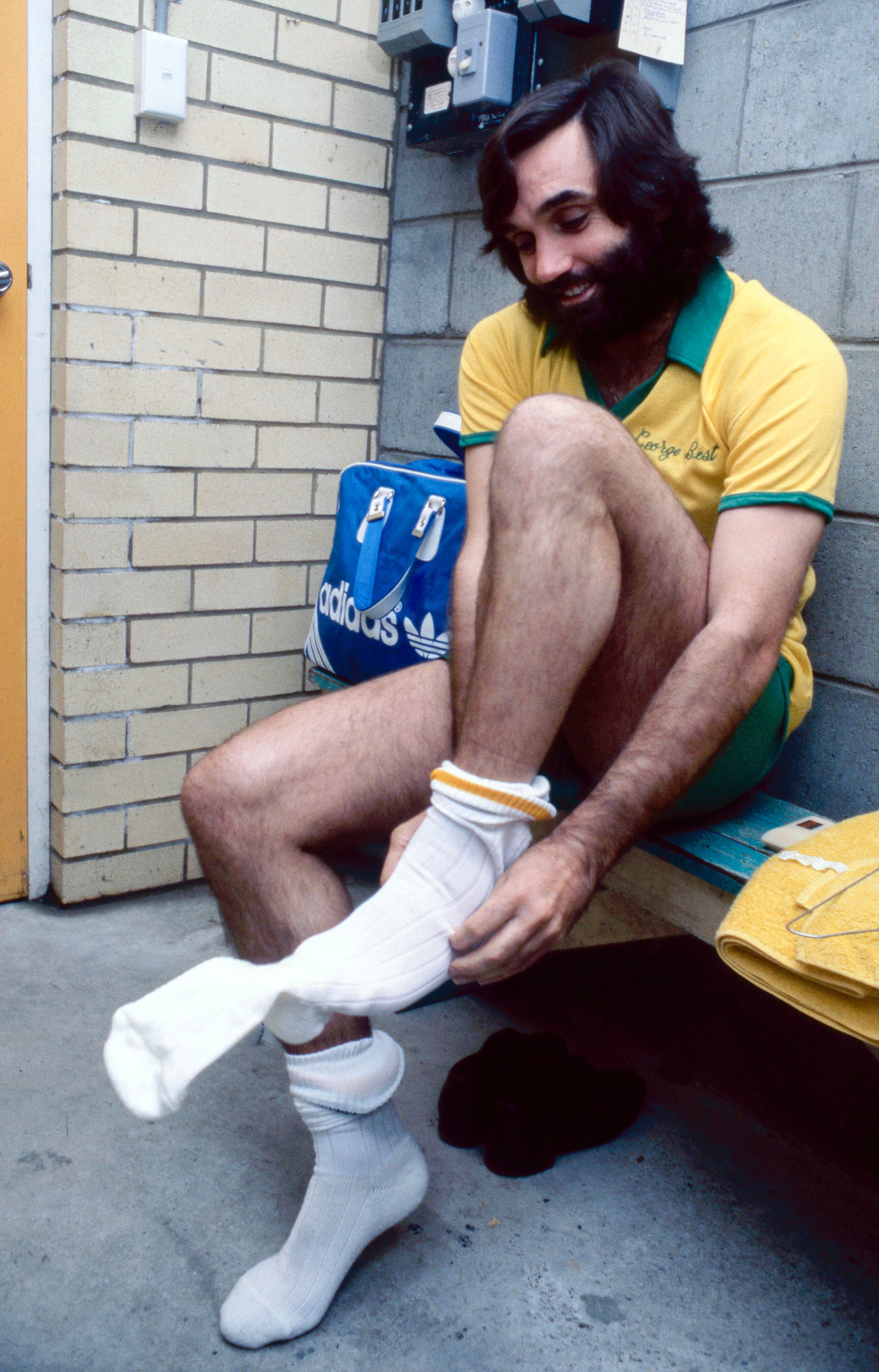 George Best se prepara en un vestuario de Brisbane antes de un partido en 1983.
