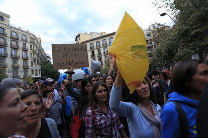 Participantes en el séptimo día de protestas por la sentencia del 'procés', en el cruce de las calles Mallorca y Bruc de Barcelona para lanzar bolsas de basura a la Delegación del Gobierno en Cataluña.