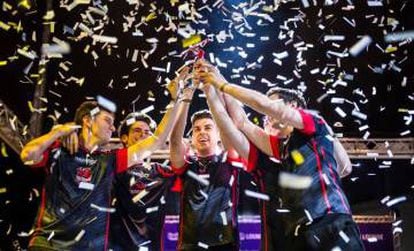 El Baskonia de 'League of Legends' alza el trofeo de campeón de la liga española.
