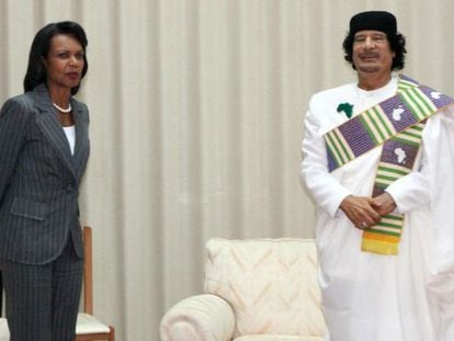 Condoleezza Rice con Gadafi en 2008 en Tr&iacute;poli. 