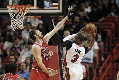 Dwyane Wade y Pau Gasol.