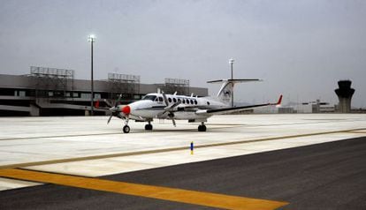 Una aeronave de verificaci&oacute;n en el aeropuerto de Covera (Murcia).