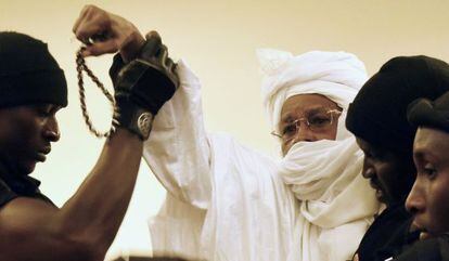 Hiss&egrave;ne Habr&eacute; llega al tribunal de Dakar (Senegal), el 20 de julio de 2015. 