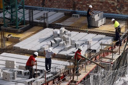 Trabajadores de la construcción en las obras de un edificio en Bilbao, la semana pasada.
