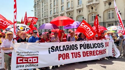 Empleados públicos delante del Congreso este jueves en una concentración convocada por CC OO.