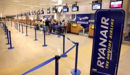 Puestos de facturación de Ryanair en Girona.