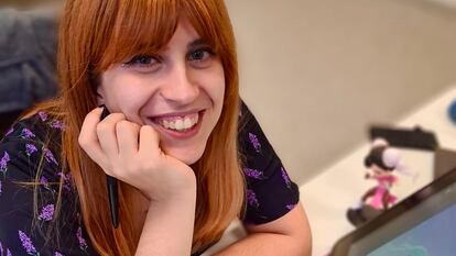 La ilustradora Natalia Morillo delante de su ordenador con uno de sus diseños en la sede de la empresa de videojuegos Scopely, en Barcelona.