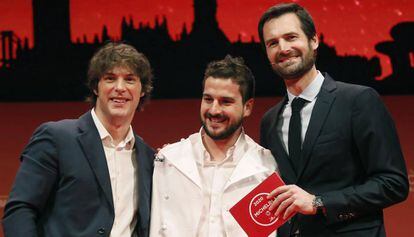 Jordi Cruz (esquerre) i Alberto Durá, del restaurant Angle, reben el premi. 