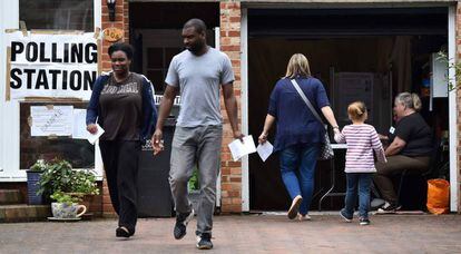 Ciudadanos este jueves en un puesto de votación de Croydon, sur de Londres.