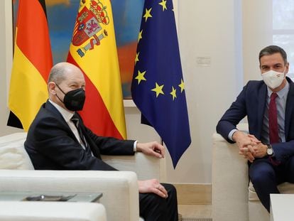 El presidente del Gobierno, Pedro Sánchez, y el canciller alemán, Olaf Scholz, en el Palacio de la Moncloa, este lunes.