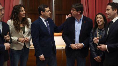 Juan Manuel Moreno y Juan Marín junto con los equipos negociadores de PP y Ciudadanos, hoy en el Parlamento andaluz. ALEJANDRO RUESGA / En vídeo: declaraciones de Juanma Moreno y Juan Marín