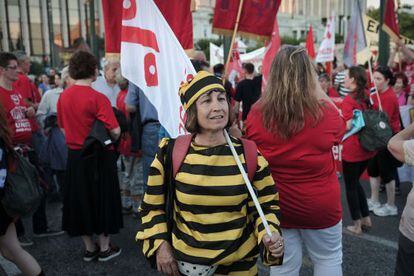 Una manifestante, en una marcha contra la austeridad en Atenas del pasado d&iacute;a 8.