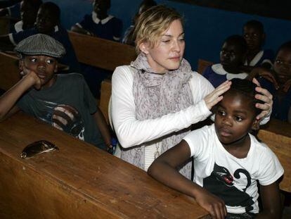 Madonna y sus dos hijos adoptados en Malaui, David Banda y Mercy James, el pasado 2 de abril en el pa&iacute;s africano.