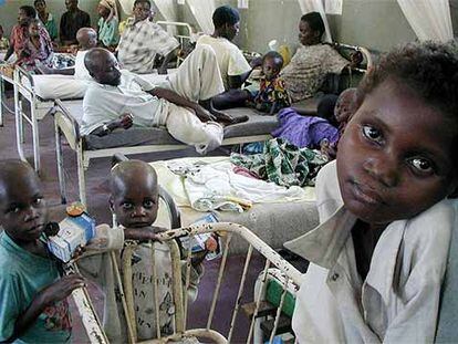 Un grupo de personas espera atención médica en un hospital de Congo.