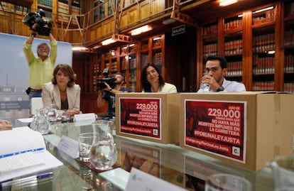 La ministra de Justicia, Dolores Delgado (i), durante la reunión que ha mantenido esta mañana con la secretaria de Estado para el Deporte, María José Rienda (2d), el exciclista Alberto Contador y la impulsora de la campaña, Anna González.