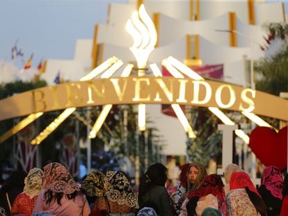 Fieles participan en la Santa Cena de la iglesia La Luz del Mundo, en Guadalajara (México).
