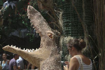 Un cocodrilo da la bienvenida a los visitantes de la calle Verdi.