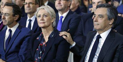 Francois Fillon y su esposa durante un acto de la campa&ntilde;a este domingo.