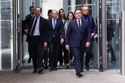 O ministro dos Negócios Estrangeiros espanhol, José Manuel Albarez, à saída da reunião, sexta-feira, em Bruxelas.