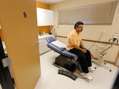Un paciente espera a su m&eacute;dico en un hospital de Phoenix, Arizona. 