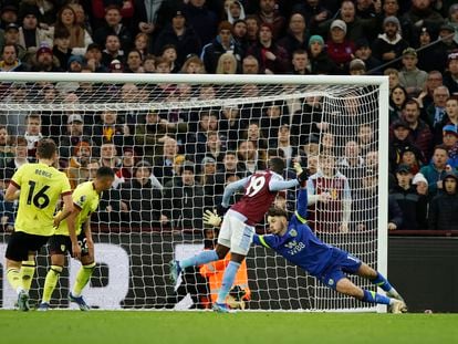 Moussa Diaby marca el segundo gol del Aston Villa frente al Burnley.