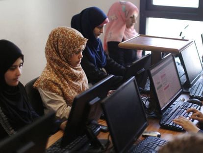 Mujeres palestinas trabajan en la &#039;startup&#039; Unit One en la ciudad de Gaza.