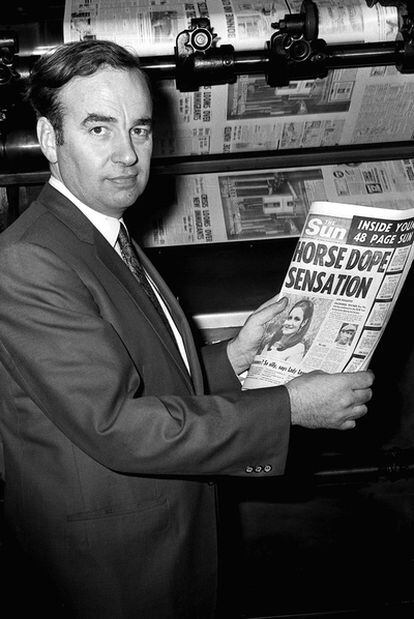 Rupert Murdoch, en 1969, con una de las primeras copias de <i>The Sun</i> después de haber comprado la cabecera.