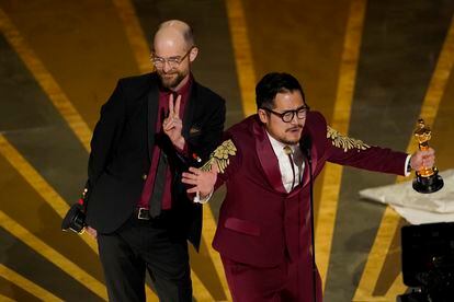 Daniel Scheinert y Daniel Kwan reciben su segundo Oscar de la noche, a la mejor dirección por la película más ganadora de esta edición de los premios: 'Todo en todas partes al mismo tiempo'.